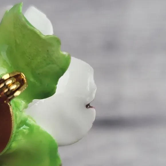 Vintage Cara China Staffordshire White and Purple Flower Brooch Made In England - Picture 5 of 5